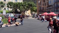 De markt is in het hele stadje, op verschillende pleinen en straatjes.