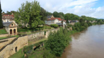 De Dordogne met hoog water.