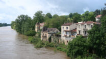 De Dordogne met hoog water.