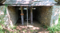 Hier was de cache verstopt. In het bos, een 19e eeuws schuurtje om de hoeven van koeien (ossen?) te beslaan.