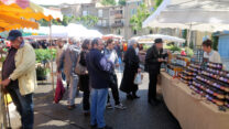 Nyons is een grote markt, verspreid over meerdere straten en pleintjes.