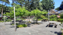 Het voormalige schoolplein, nu terras.