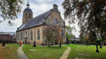 Langs de rand van het centrum, een fraaie kerk van zandsteen.