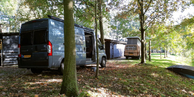 Prima campeerplek achter het gebouw, met uitzicht op het kanaal.