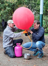 Joris PD2JM (links) en Joey bij het gereedmaken van de ballon.